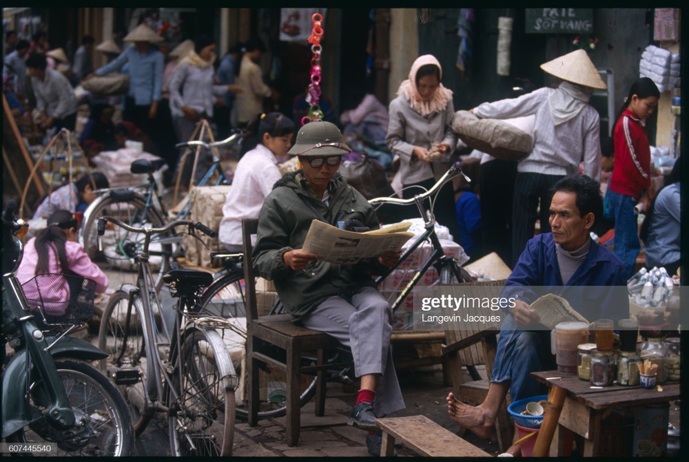 Quán trà đá vỉa hè tại một khu chợ cóc ở  Hà Nội năm 1991. Ảnh: Jacques Langevin/Sygma/Sygma via Getty Images.