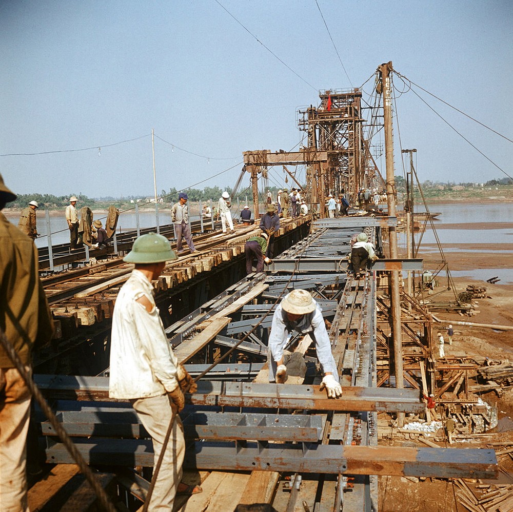 Trên công trường khôi phục cầu Long Biên,  Hà Nội năm 1973. Cây cầu đường sắt có tầm quan trọng chiến lược đã bị không quân Mỹ phá hủy nhiều lần cuộc chiến tranh phá hoại ở miền Bắc.