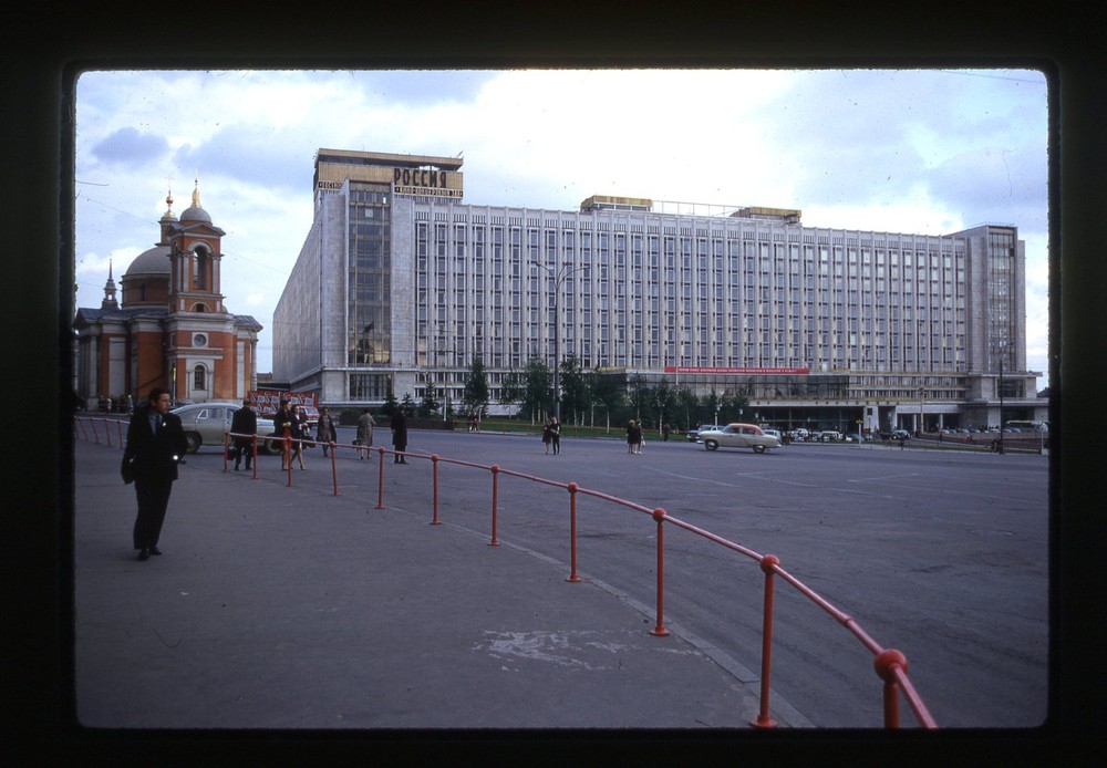  Khách sạn Rossiya nhìn từ đường Varvarka, Moscow năm 1969. Đây là một khách sạn quốc tế năm sao được chính phủ Liên Xô cho xây dựng từ năm 1964-1967 theo thiết kế của KTS Dmitry Chechulin. Tên gọi "Rossiya" (Россия) có nghĩa là "Nước Nga". Ảnh: Rob Ketcherside Flickr.