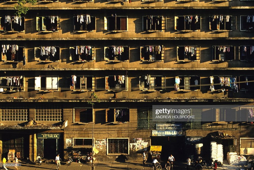 Ký túc xá Đại học Kinh tế ở số 135 Trần Hưng Đạo,  TP. HCM năm 1996. Ảnh: Andrew Holbrooke/Corbis via Getty Images.