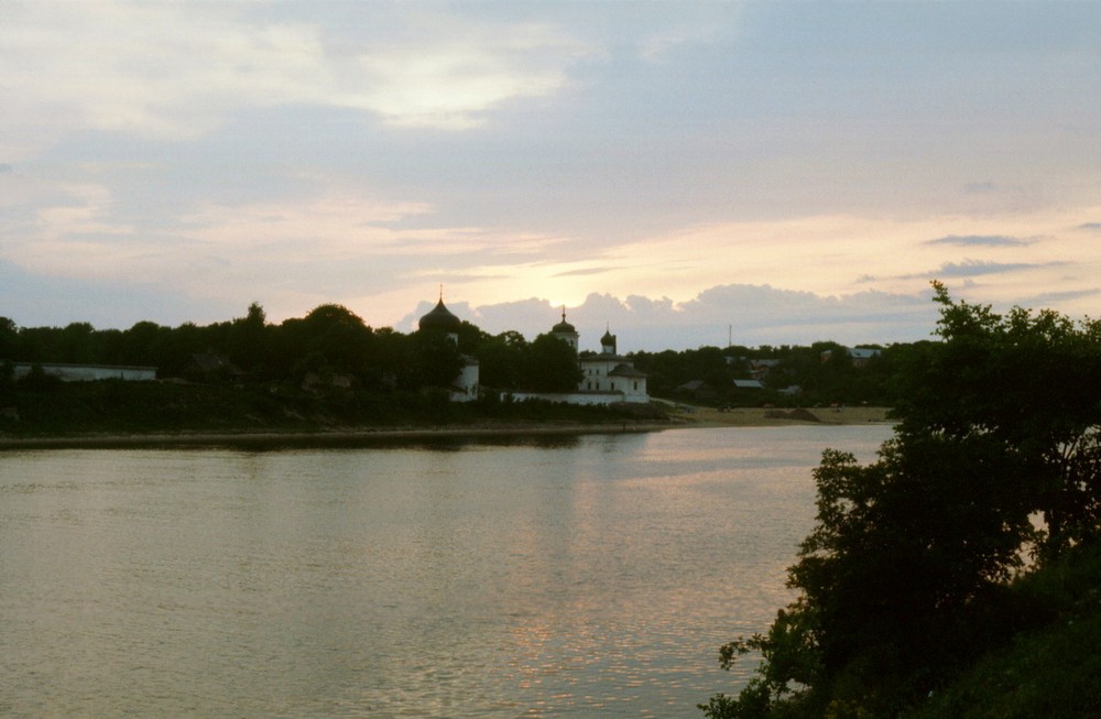 Sông Velikaya, dòng sông chảy qua thành phố cổ Pskov, Liên Xô năm 1985. Ảnh: Gerald Leonard Flickr.