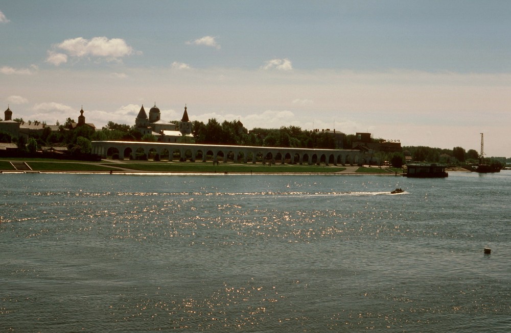 Sông Volkhov, dòng sông chinh chảy qua  thành phố Novgorod, Liên Xô năm 1985. Ảnh: Gerald Leonard Flickr.