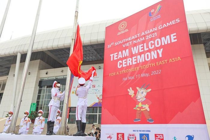 Hình ảnh lá cờ Việt Nam được tung bay tại Lễ thượng cờ  SEA Games 31 với mục đích chào đón các đoàn thể thao, khích lệ tinh thần thi đấu của các vận động viên. (Ảnh: Minh Sơn/Vietnam+)