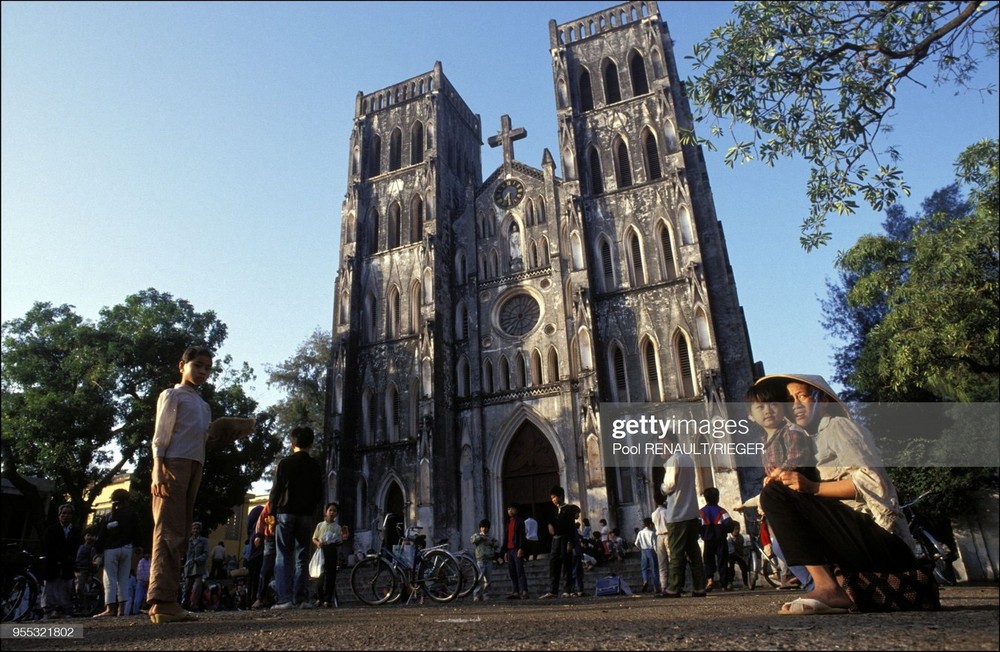 Bên ngoài nhà thờ Lớn, Hà Nội,  Việt Nam năm 1992. Pool Renault/ Rieger/Gamma-Rapho via Getty Images.