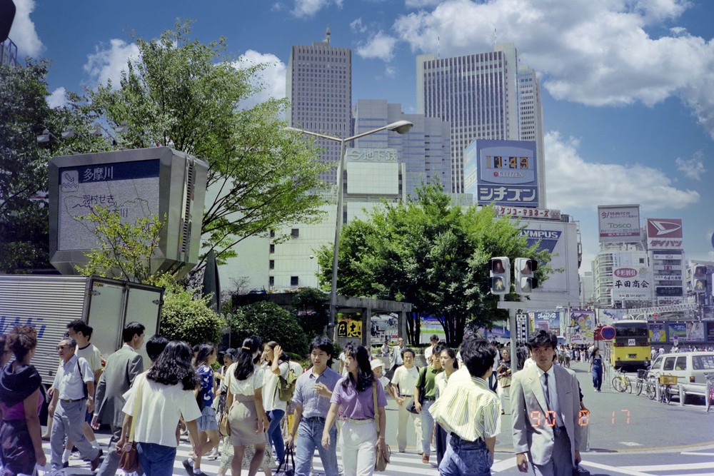 Những người trẻ tuổi ở khu phố thời thượng Shinjuku,  Tokyo năm 1990. Ảnh: Jean-Marc Celinan Flickr.