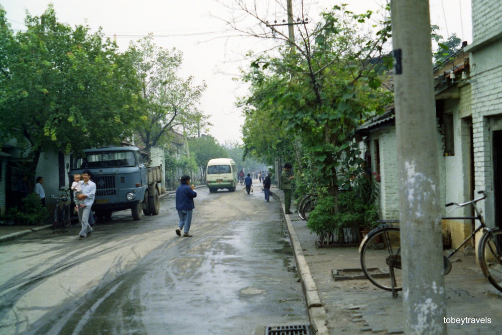 Trên một con đường ở thành phố Tây An,  Trung Quốc năm 1984. Ảnh: Tobeytravels Flickr.