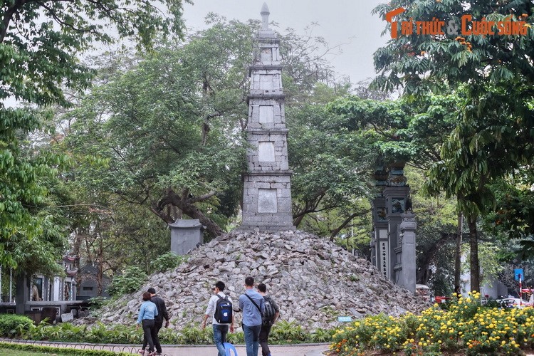 Nằm bên bờ hồ Hoàn Kiếm, sát lối vào đền Ngọc Sơn, tháp Bút là một trong những hình ảnh mang tính biểu tượng về thủ đô Hà Nội. Tháp được đặt trên núi Độc Tôn, một công trình có lịch sử khá đặc biệt gắn với thời các chúa Trịnh.