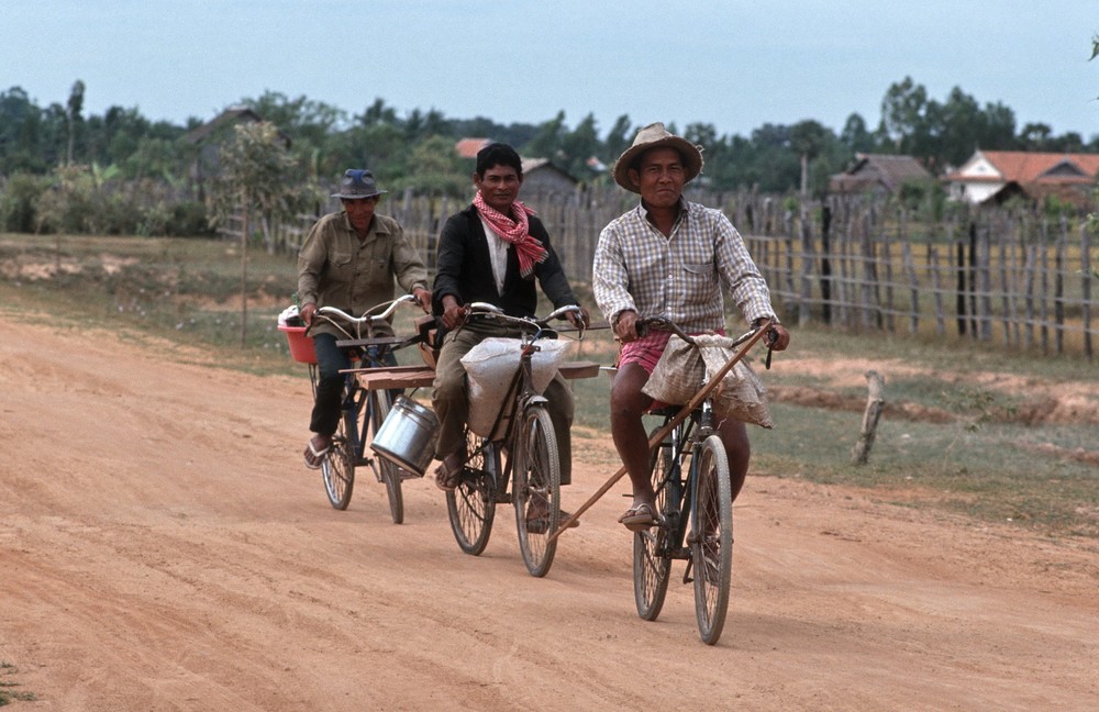 Trên quốc lộ 6 ở Siem Reap,  Campuchia năm 1992. Ảnh: Stefan Hajdu Flickr.