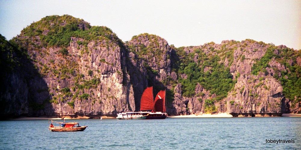 Một góc vịnh Hạ Long năm 1996. Ảnh: Tobeytravels Flickr.