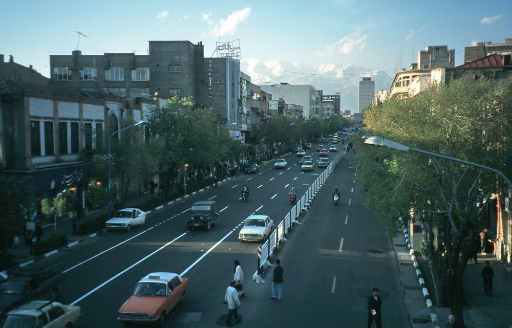 Trên một đại lộ ở thành phố Tehran, thủ đô Iran năm 1996. Ở phía xa là dãy núi Alborz, vùng núi cao nhất khu vực Trung Đông. Ảnh: Stefan Hajdu Flickr.