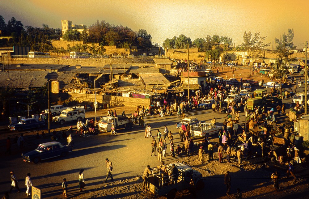 Một góc thành phố Harer,  Ethiopia năm 1997. Thành phố này có nhiều thành đường Hồi giáo cổ xưa, đã được UNESCO công nhận là Di sản văn hóa thế giới vào năm 2006. Ảnh: Stefan Hajdu Flickr.