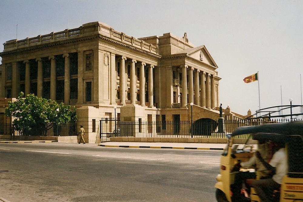 Bên ngoài tòa nhà Quốc hội ở Colombo, thủ đô  Sri Lanka năm 1993. Ảnh: Gudrunfromberlin Flickr.