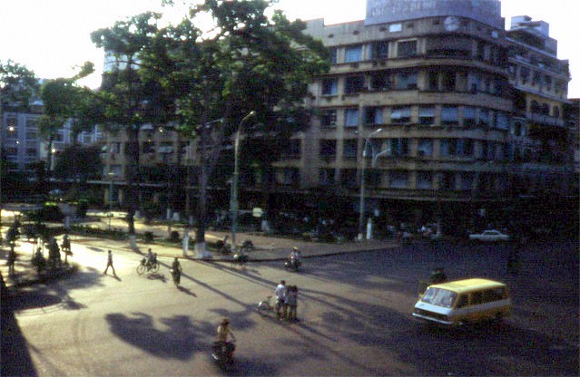 Ngã tư Lê Lợi - Nguyễn Huệ, khu vực trung tâm TP. HCM năm 1986. Ảnh: Diligam_te Flickr.