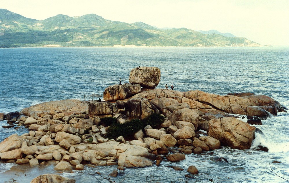 Toàn cảnh danh thắng Hòn Chồng,  Nha Trang năm 1988. Ảnh: Diligam_te Flickr.