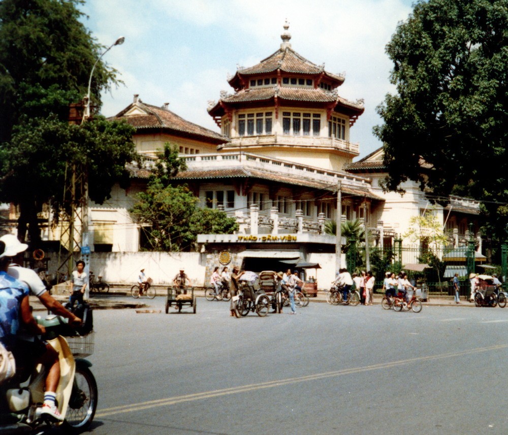 Tòa nhà Bảo tàng Lịch sử trong khuôn viên Thảo Cầm Viên Sài Gòn, nhìn từ đường Lê Duẩn,  TP. HCM năm 1988. Ảnh: Diligam_te Flickr.