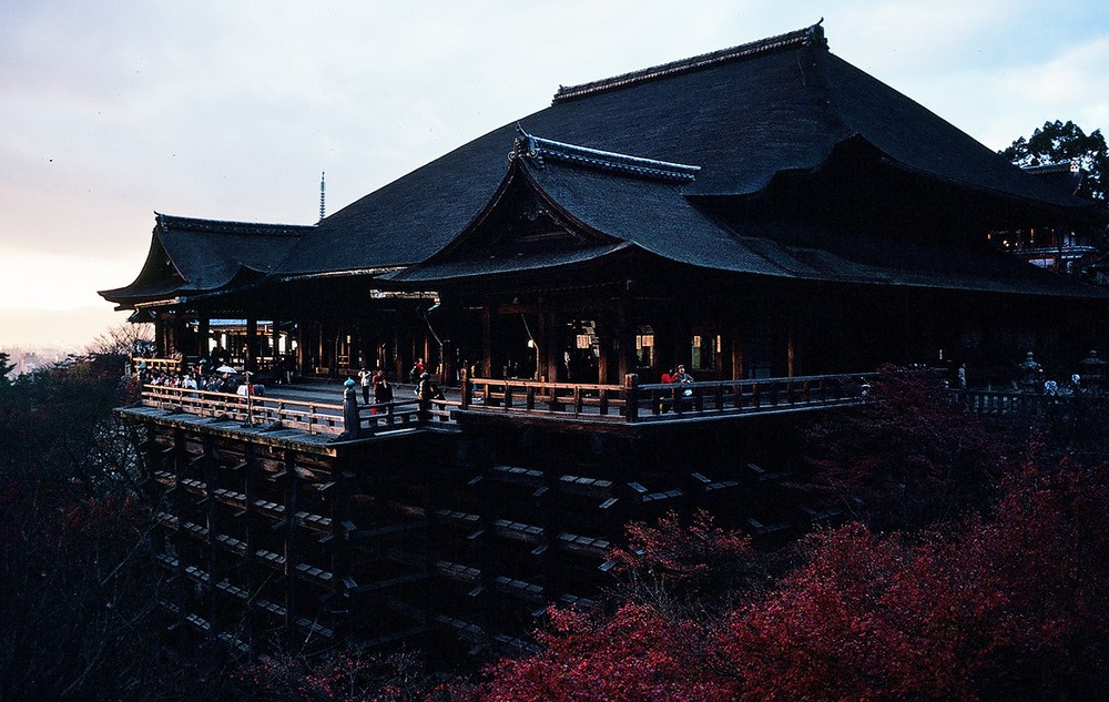 Đền Kiyomizu-dera (Thanh Thủy tự), một di tích - thắng cảnh nổi tiếng của Kyoto,  Nhật Bản năm 1980. Ngôi đền này được thành lập vào năm 798, nhưng các công trình hiện tại được xây dựng vào năm 1633.