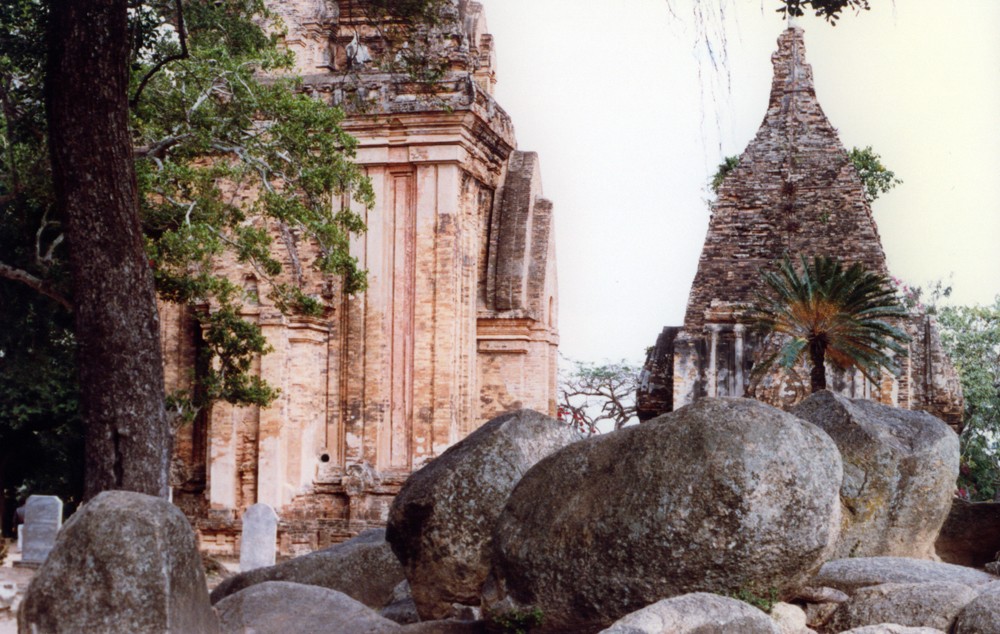 Trong khuôn viên tháp Bà Ponagar ở  Nha Trang năm 1988. Ảnh: Diligam_te Flickr.