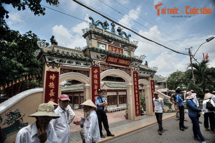 Nằm ở chân núi Sam, thuộc địa phận thành phố Châu Đốc, tỉnh An Giang,  miếu Bà Chúa Xứ Núi Sam là ngôi miếu nổi tiếng bậc nhất vùng Nam Bộ. Miếu hình thành từ cách đây khoảng 200 năm, gắn với một câu chuyện ly kỳ được lưu truyền trong vùng.