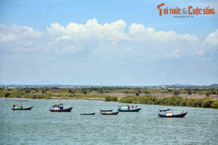 Thuộc địa phận thành phố Vũng Tàu, xã đảo Long Sơn nằm cách trung tâm thành phố khoảng 12 km về phía Bắc. Đây là một điểm đến đặc sắc với những di tích lịch sử và cảnh quan hấp dẫn nhưng chưa được nhiều người ở ngoài Vũng Tàu biết đến.