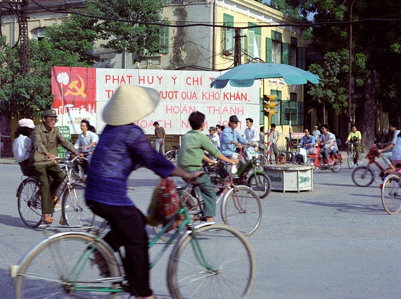 Góc phố Chu Văn An - Nguyễn Thái Học,  Hà Nội năm 1991. Ảnh: Cemetery_gate_181 Flickr.