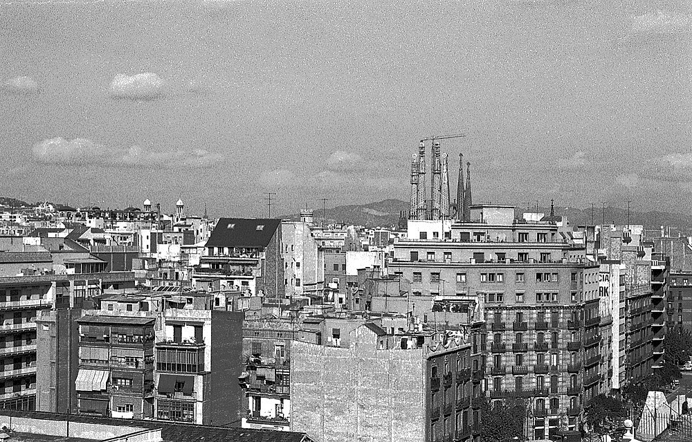 Một góc  thành phố Barcelona năm 1976, với công trường xây dựng nhà thờ Sagrada Familia ở phía xa. Ảnh: Manel Armengol Flickr.