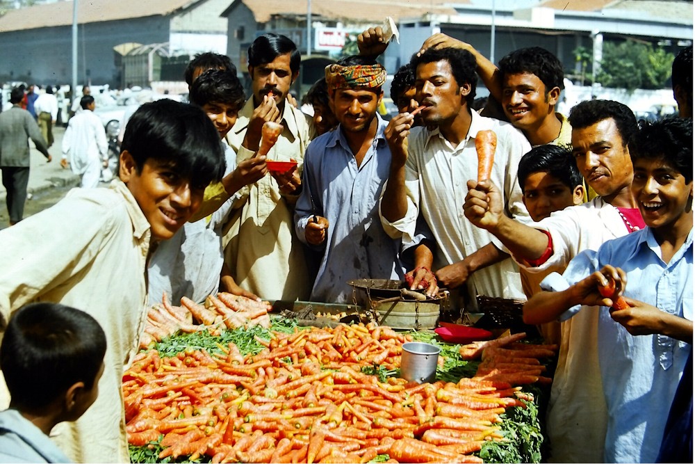 Quầy bán cà rốt trên đường phố Karachi, thành phố đông dân nhất  Pakistan, năm 1976. Cà rốt được người dân địa phương ăn sống với muối ớt.