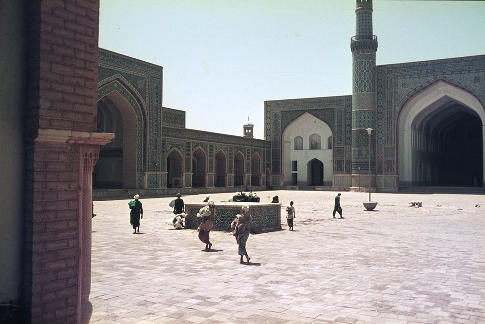 Trong khuôn viên một thánh đường Hồi giáo ở thành phố Herat,  Afghanistan năm 1971. Ảnh: Duccio Pugliese Flickr.