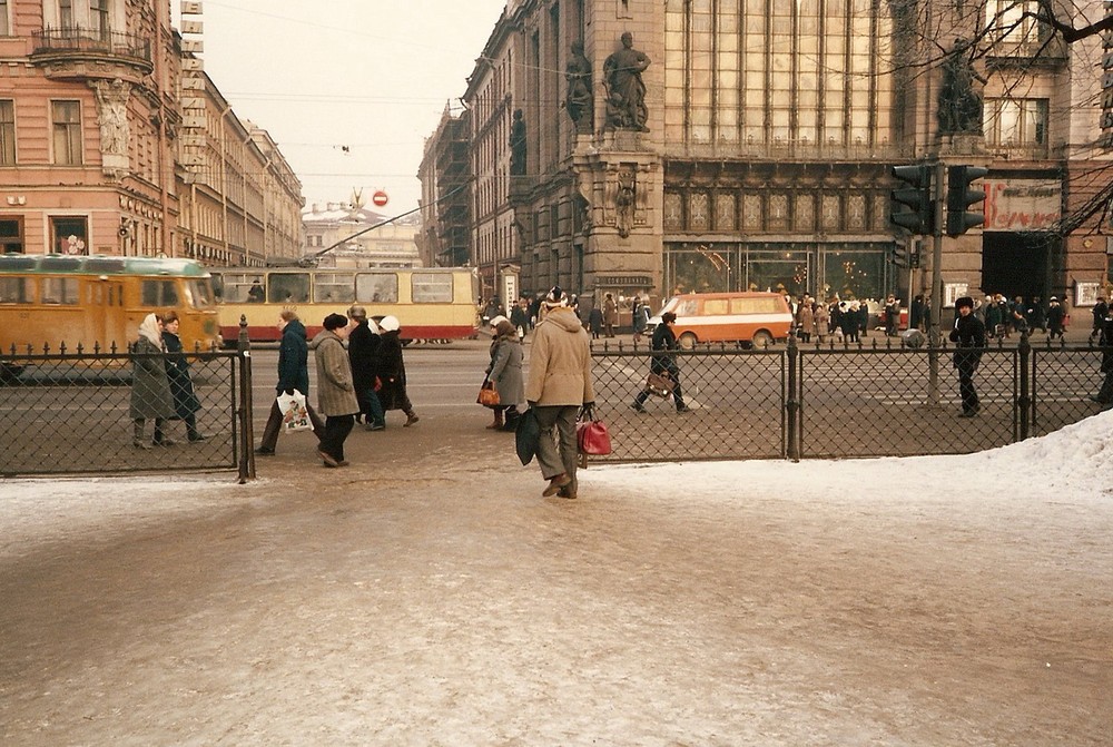 Một góc phố  Leningrad năm 1985. Ảnh: Lisa Farrell Flickr.