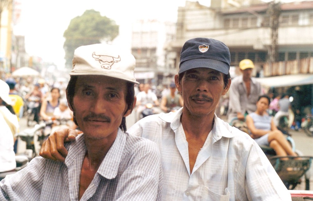 Hai người đàn ông trên đường phố TP. HCM, Việt Nam năm 2002. Ảnh: Eliseo García Nieto Flickr.