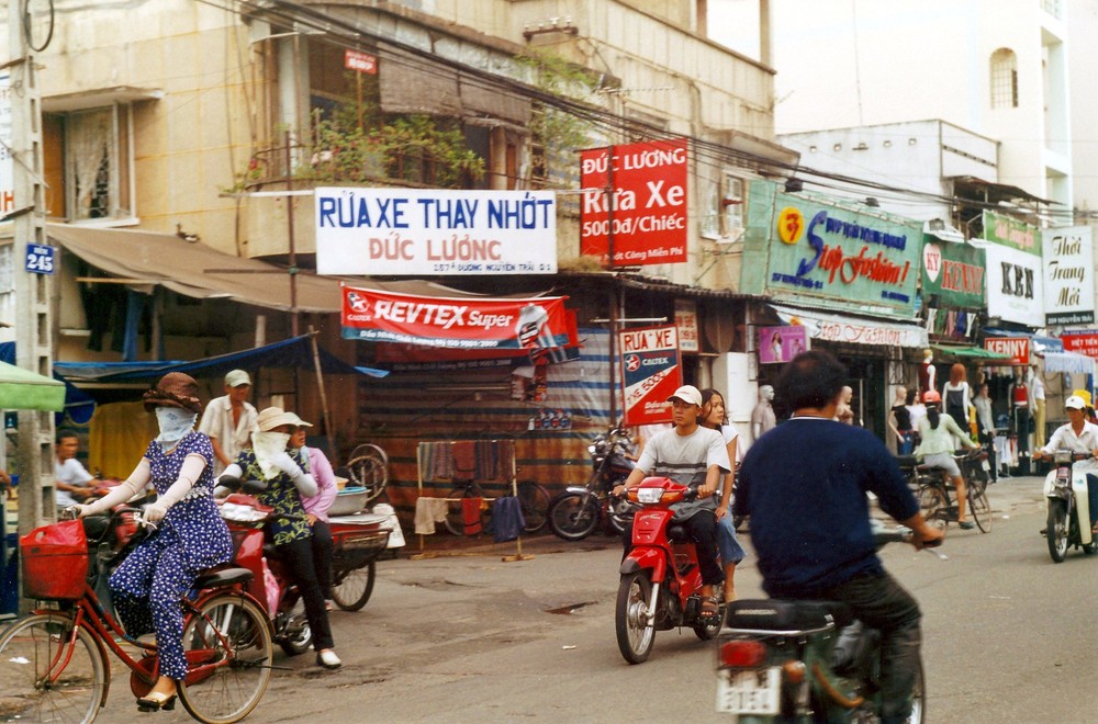 Giao thông trên đường Nguyễn Trãi, quận 1  TP. HCM năm 2002. Thời điểm này Việt Nam chưa ban hành quy định người đi xe gắn máy phải đội mũ bảo hiểm.