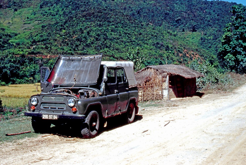 Chiếc xe UAZ trên con đường đến Điện Biên Phủ đầu thập niên 1990. Ảnh: Laurent KB/Flickr.