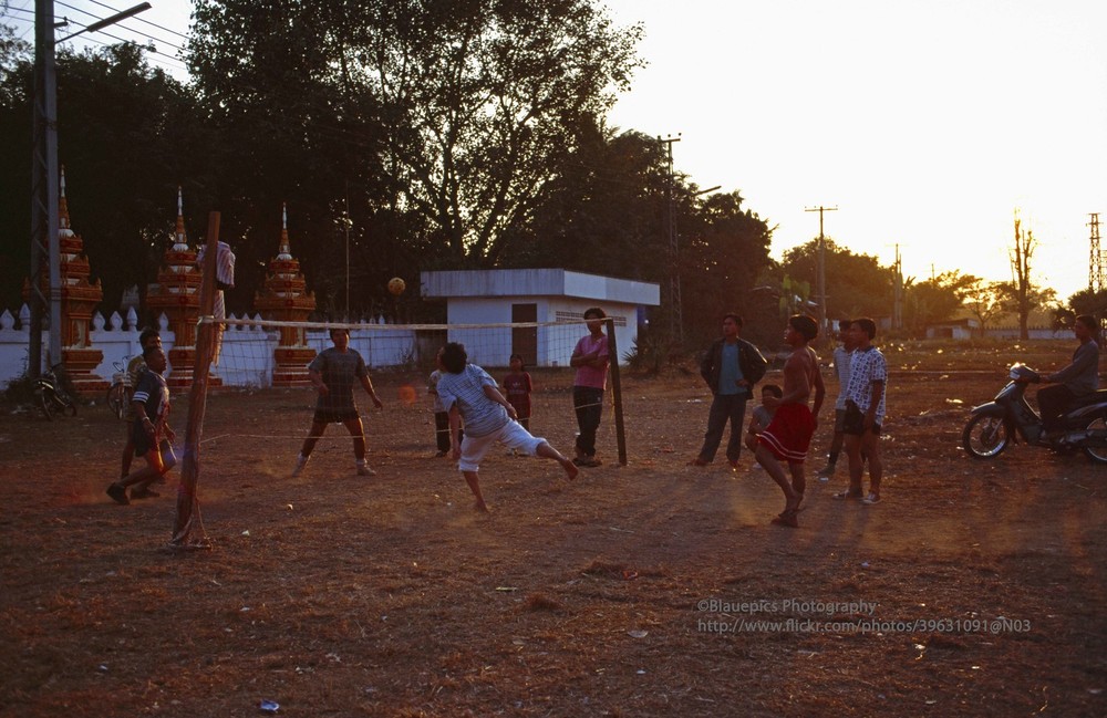 Các thanh niên chơi takraw (cầu mây) gần chùa That Luang, thành phố Vientiane,  Lào năm 1998. Ảnh: Gunter Hartnagel/Flickr.