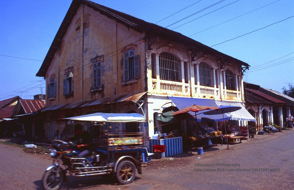 Công trình kiến trúc từ thời thuộc địa ở thành phố Savannakhet (nay là thành phố Kaysone Phomvihane),  Lào năm 1998. Ảnh: Gunter Hartnagel/Flickr.