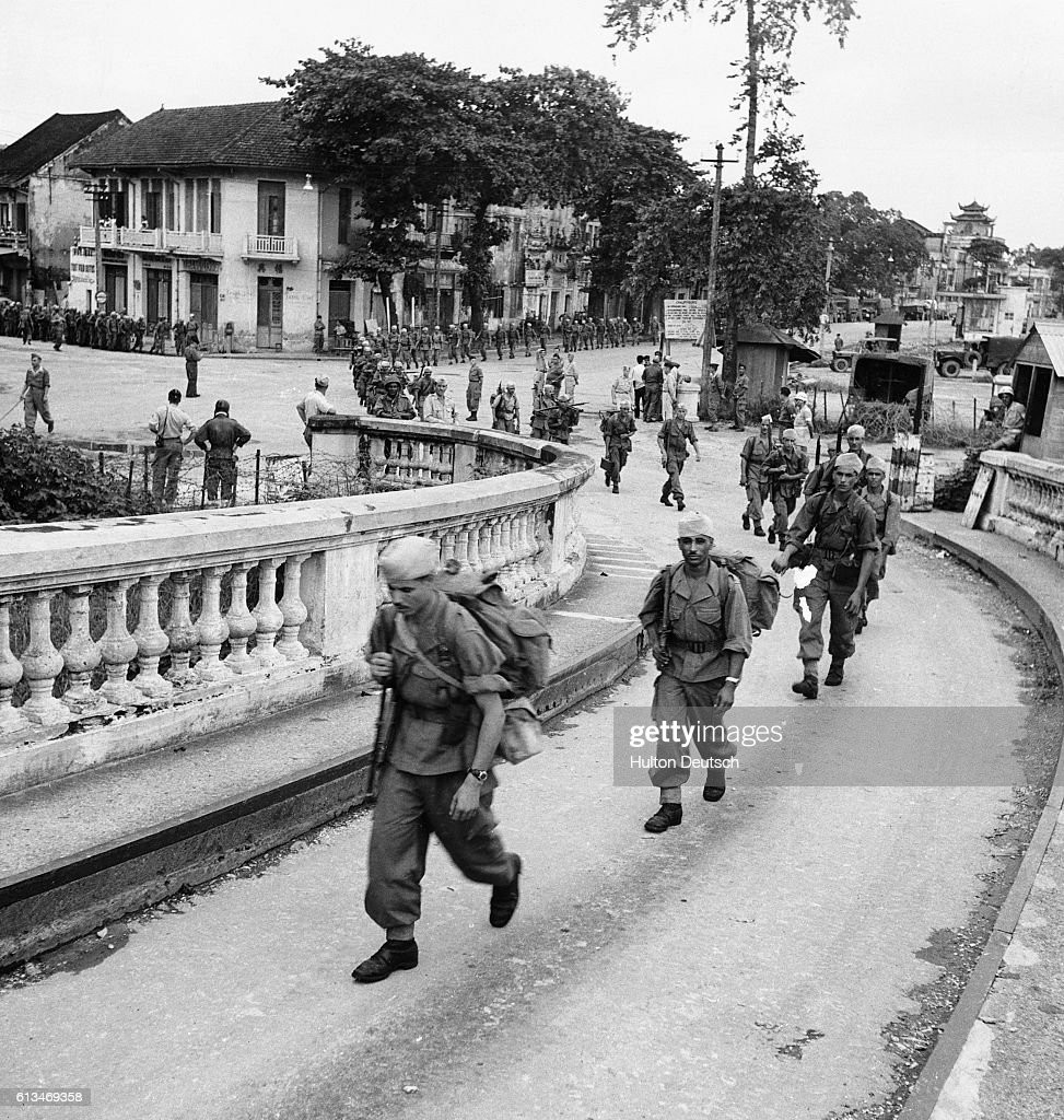 Quân Pháp triệt thoái khỏi Hà Nội theo ngả cầu Long Biên, ngày  giải phóng Thủ đô 10/10/1954. Ảnh: Getty Images.