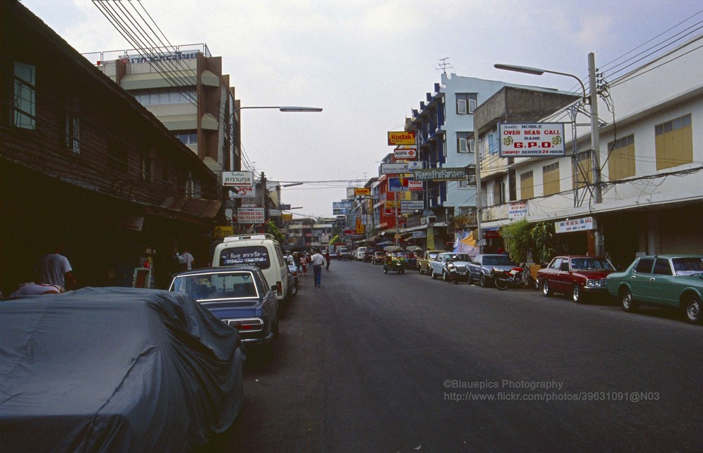 Trên phố Khao San, con phố "Tây" nổi tiếng của thành phố  Bangkok năm 1989. Ảnh: Gunter Hartnagel/Flickr.