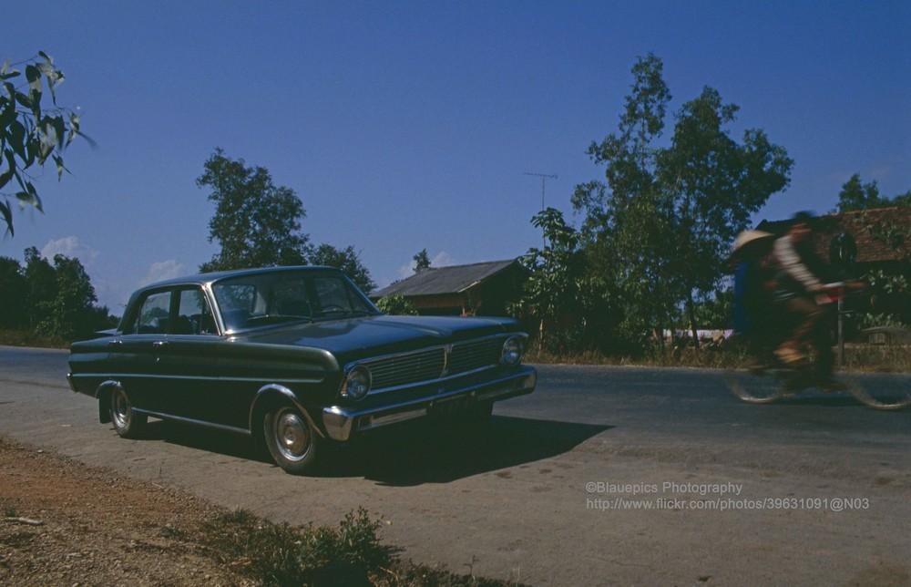 Chiếc xe Ford Falcon trên đường từ TP HCM đến  Đà Lạt, tháng 1/1993. Ảnh: Gunter Hartnagel/Flickr.