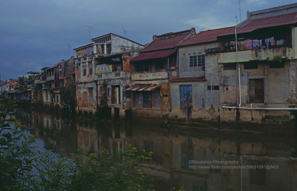 Dãy phố bên bờ kênh ở khu phố cổ Melaka,  Malaysia năm 1991. Ảnh: Gunter Hartnagel/Flickr.