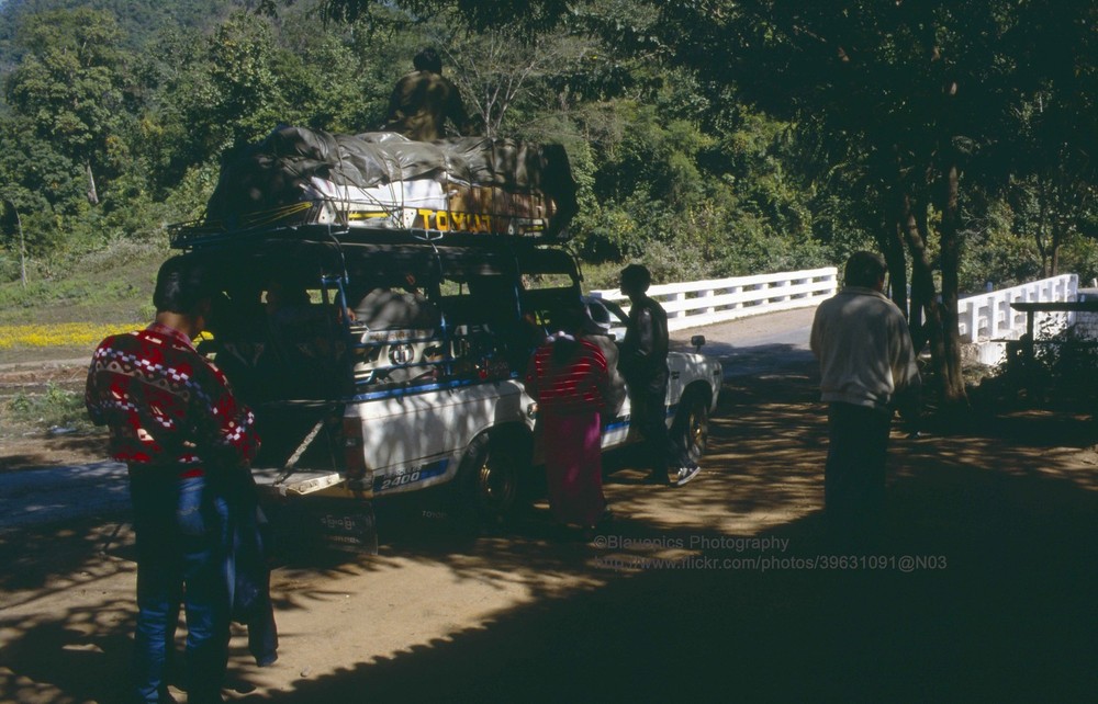 Chiếc xe chở du khách từ thành phố Mandalay đến thành phố Taunggyi, thủ phủ  bang Shan, Myanmar năm 1992.