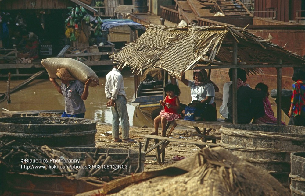 Cảnh sinh hoạt tại ngôi làng bên  biển hồ Tonle Sap, gần đền Phnom Krom, tỉnh Siem Reap, Campuchia năm 1993. Ảnh: Gunter Hartnagel / Flickr.