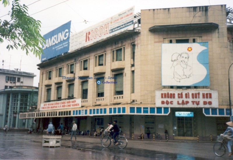 Góc phố Đinh Tiên Hoàng - Tràng Tiền,  Hà Nội năm 1991. Ảnh: Lewis M. Stern.