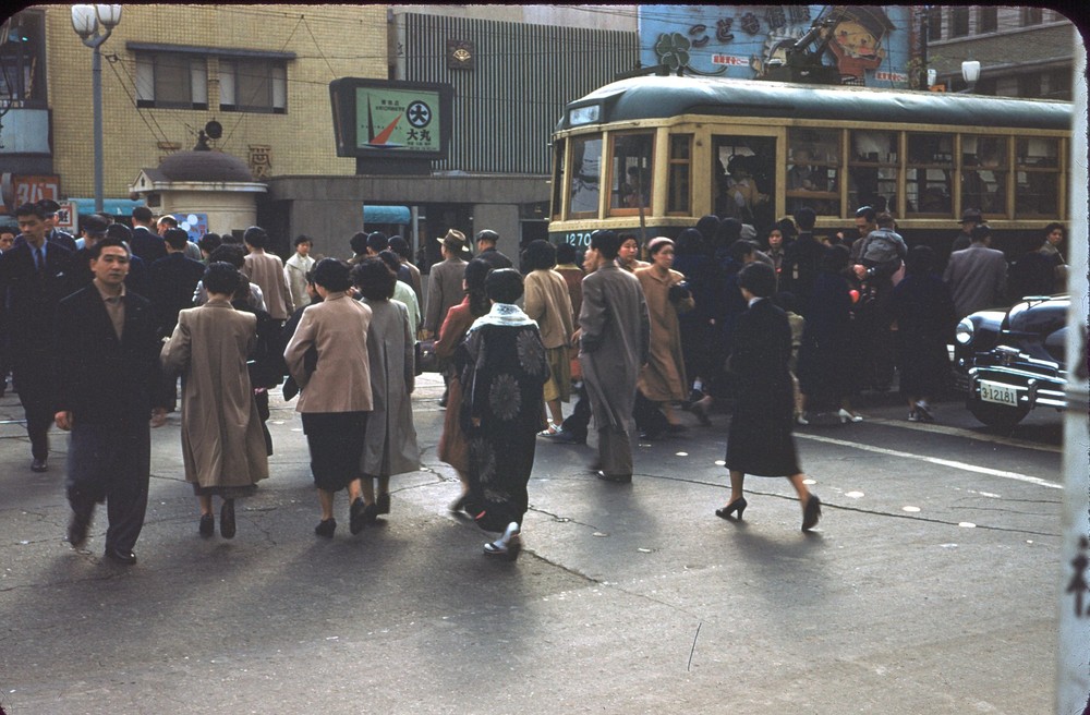 Giờ cao điểm trên đường phố Tokyo,  Nhật Bản năm 1954. Ảnh: M20wc51.