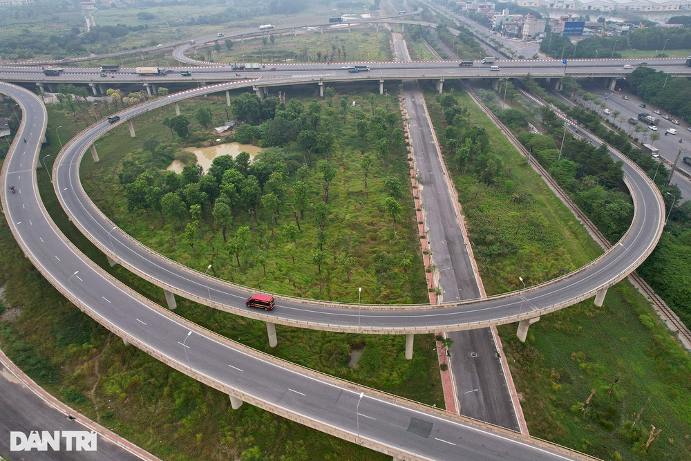  Nút giao cầu Thanh Trì - QL5 được đưa vào khai thác từ 2/2007 tại vị trí giáp ranh giữa quận Long Biên và huyện Gia Lâm của Hà Nội. Đến năm 2015 nút giao này được nâng cấp để trở thành dạng hoa thị hoàn chỉnh, giải quyết cơ bản tình trạng ùn ứ giao thông trước đó.