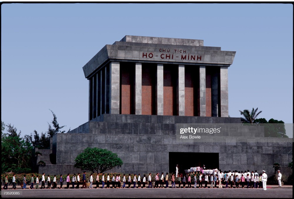 Các em học sinh xếp hàng vào viếng lăng Chủ tịch Hồ Chí Minh,  Hà Nội ngày 24/5/1983. Ảnh: Alex Bowie/Getty Images.