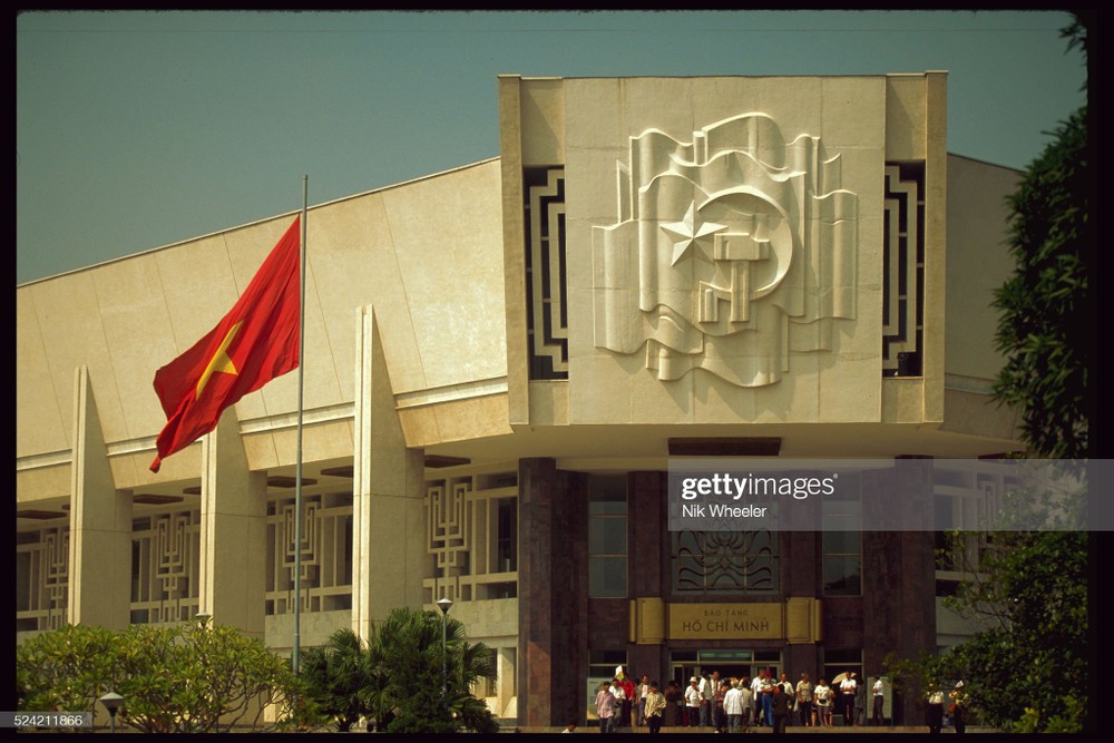 Bên ngoài Bảo tàng Hồ Chí Minh, Hà Nội,  Việt Nam năm 1995. Ảnh: Nik Wheeler/Corbis via Getty Images.