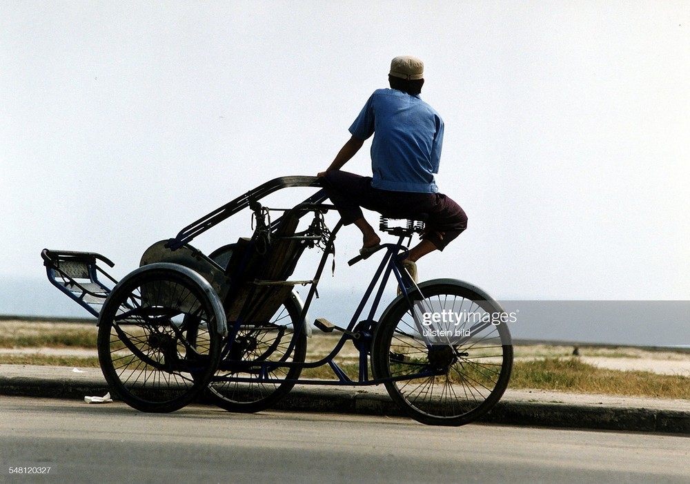 Người lái xích lô đợi khách ở đường ven biển Nha Trang,  Việt Nam năm 1995. Ảnh: Wenzel-Orf/ullstein bild via Getty Images.