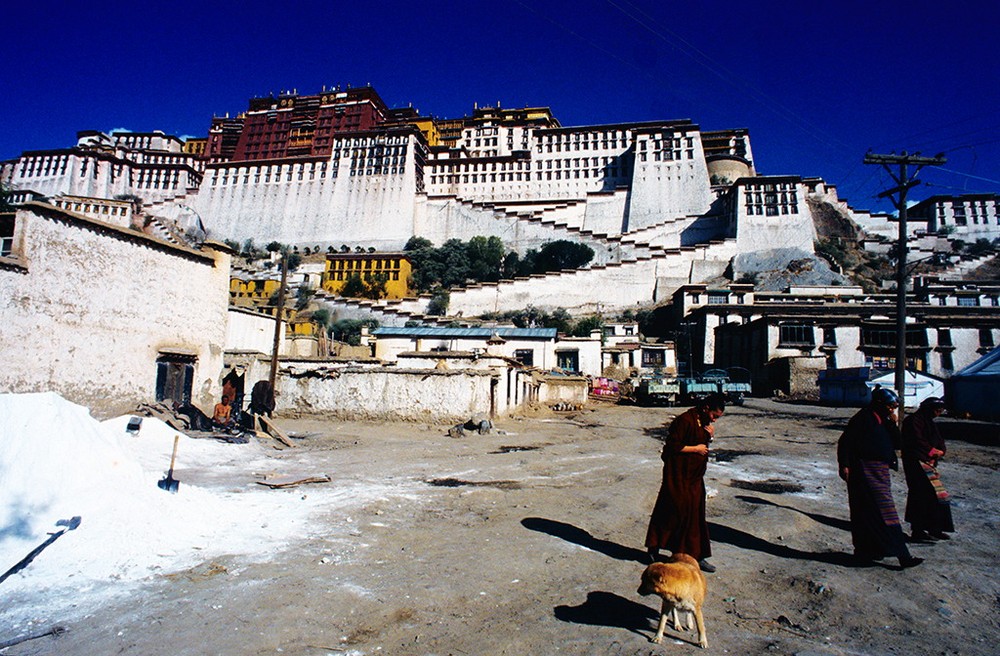 Khung cảnh đời thường ở khu dân cư gần cung điện Potala, Lhasa,  Tây Tạng năm 1992. Ảnh: Maurizio Cardo / Flickr.