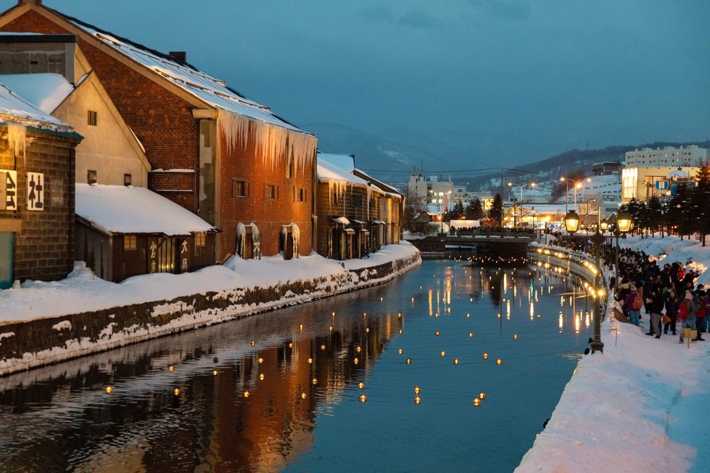  Khu phố cổ ven kênh đào Otaru (thành phố Otaru, tỉnh Hokkaido). Rải rác dọc hai bờ kênh đào được xây dựng vào thập niên 1920 này là các nhà kho bằng đá và các công trình lịch sử lâu đời. Ảnh: Nippon.com.