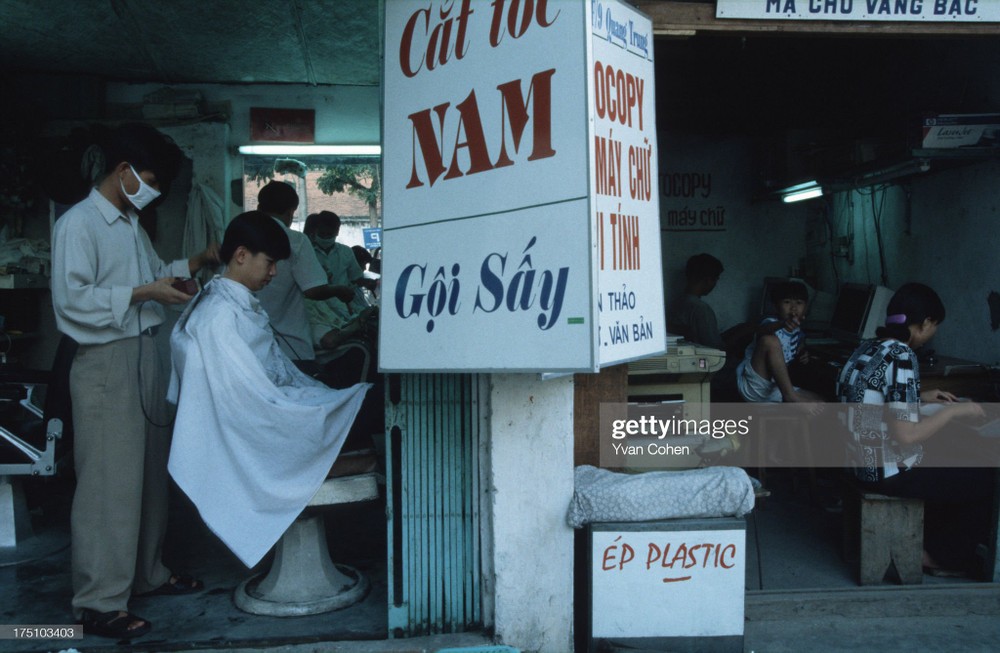 Hiệu cắt tóc cạnh cửa hàng photocopy trên phố Quang Trung,  Hà Nội năm 1996. Ảnh: Yvan Cohen/LightRocket via Getty Images.