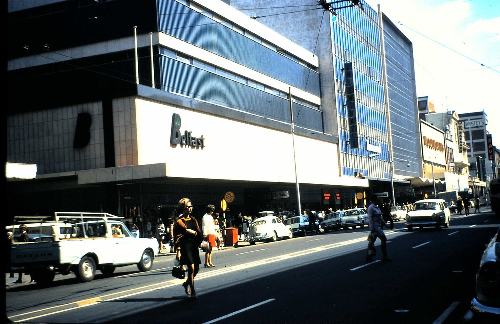 Bên ngoài một trung tâm thương mại ở thành phố Pretoria,  Nam Phi năm 1970. Ảnh: Allhails/Flickr.