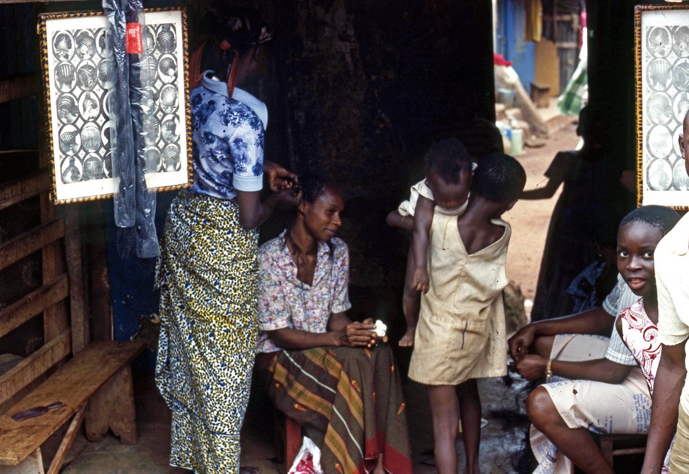 Tiệm tóc trên đường phố Onitsha, thành phố ở bang bang Anambra,  Nigeria năm 1980. Ảnh: Robmcrorie/Flickr.